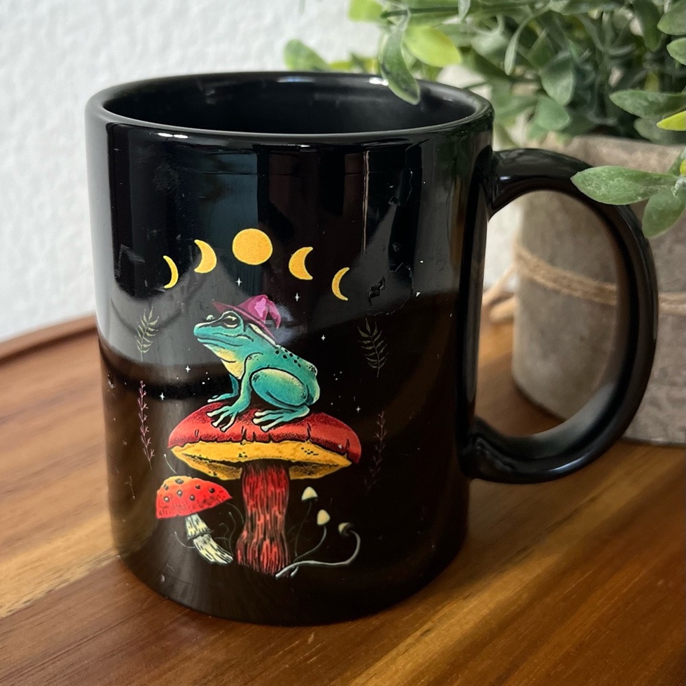 New MUSHROOM TOAD COFFEE Tea MUG CERAMIC 11OZ BLACK COTTAGECORE Drinkware Kitche